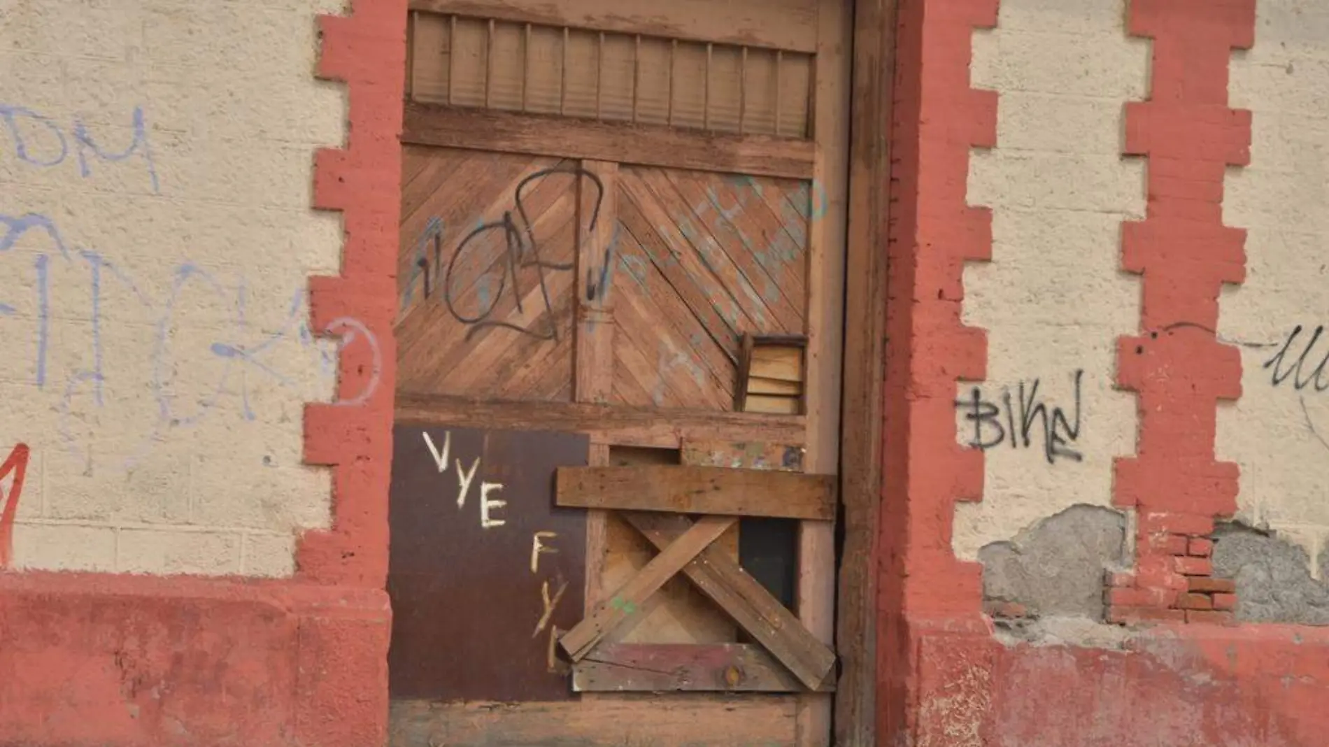 SIGUE ABANDONADA ANTIGUA ESTACIÓN DEL TREN (1)